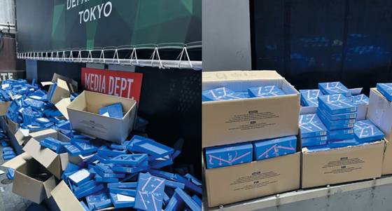 일본 도쿄 시부야 거리에 버려졌다고 온라인에 퍼진 세븐틴 새 앨범 사진. 〈출처=온라인 커뮤니티〉