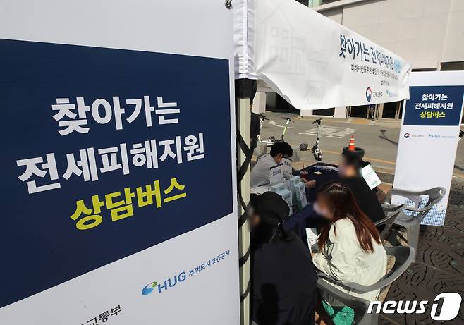 지난해 인천 미추홀구 주안역 광장에서 운영한 '찾아가는 상담 버스' 모습./뉴스1 ⓒ News1 DB