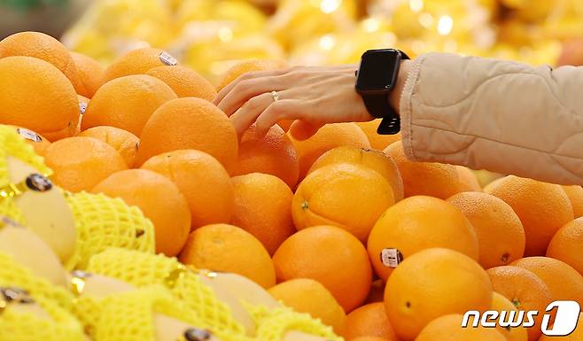 서울 시내 한 마트에서 한 시민이 오렌지를 구매하고 있다. 2024.3.24/뉴스1 ⓒ News1 김성진 기자
