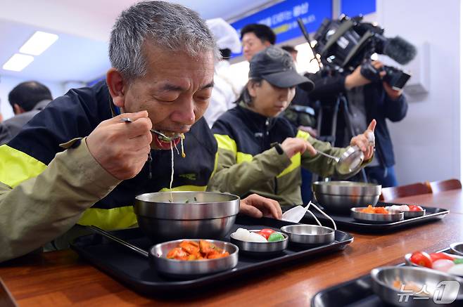 10일 개소한 광주 광산구 우산동의 천원한끼 식당에서 시민들이 식사를 하고 있다. 2024.5.10/뉴스1 ⓒ News1 이승현 기자