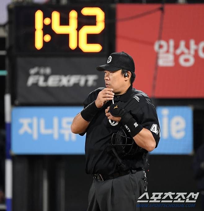 25일 수원KT위즈파크에서 열린 KBO리그 KT 위즈와 한화 이글스의 경기. 배병두 구심이 공수 교대 때 ABS 시스템을 점검하고 있다. 수원=박재만 기자 pjm@sportschosun.com/2024.04.25/