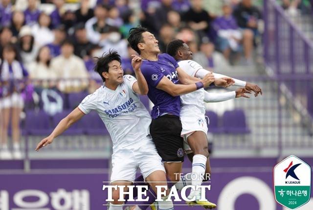 프로축구 2부리그에서 '지지대 더비'를 펼치고 있는 수원 삼성과 안양 FC의 선두 다툼이 갈수록 치열해지고 있다. 사진은 지난달 '지지대 더비' 경기 장면./K리그