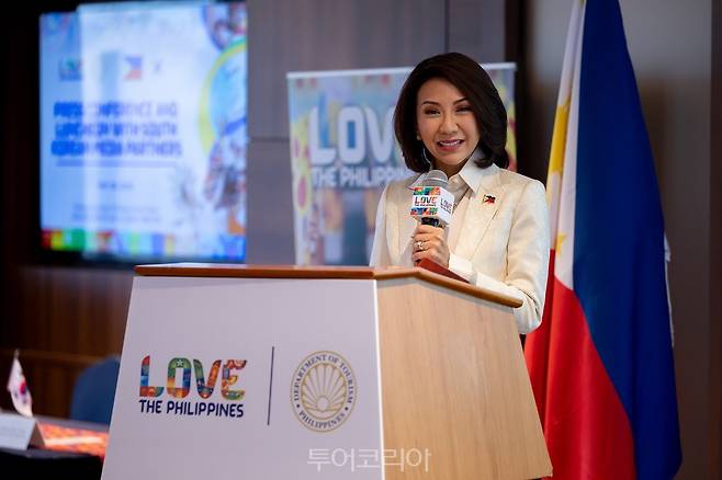 미디이 브리핑에서 발표하고 있는 크리스티나 가르시아 프라스코 필리핀 관광부 장관