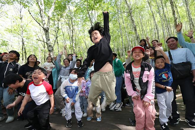 어린이날을 하루 앞둔 지난 4일 경북 김천 국립김천치유의숲을 찾은 재정착난민 가족이 산림치유 프로그램을 체험하고 있다. /신현종 기자