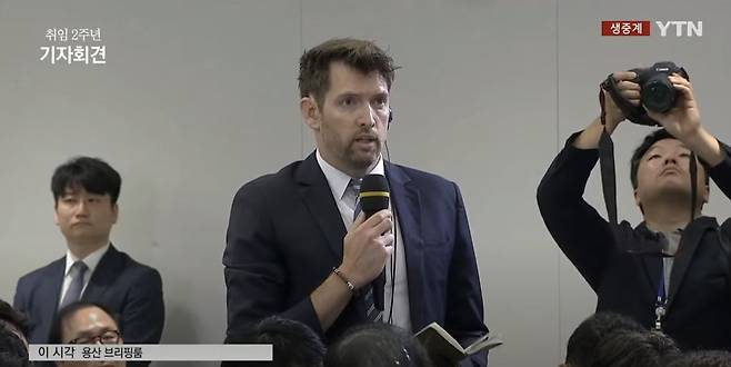 로이터 통신의 서울 특파원 조시 스미스 기자가 질문하고 있다. /YTN
