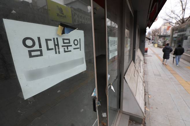 서울 종각역 인근 상가 건물에 임대문의 현수막이 붙어있다. /뉴스1