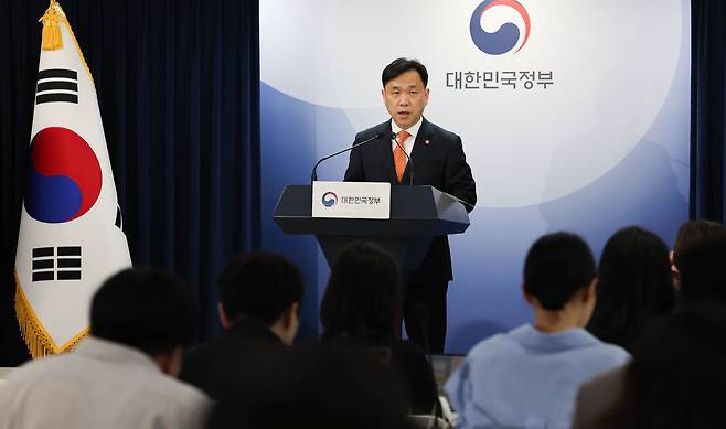 강도현 과학기술정보통신부 제2차관이 10일 서울 종로구 정부서울청사에서 라인야후 사태와 관련해 브리핑을 하고 있다./뉴스1