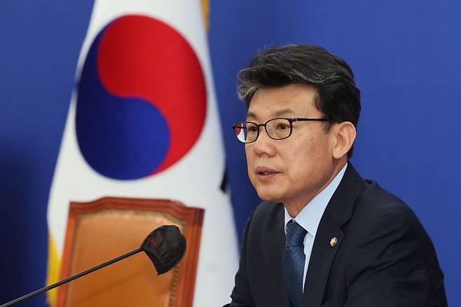 진성준 더불어민주당 정책위의장이 10일 오전 서울 여의도 국회에서 정책현안 관련 기자간담회를 하고 있다. ⓒ뉴시스