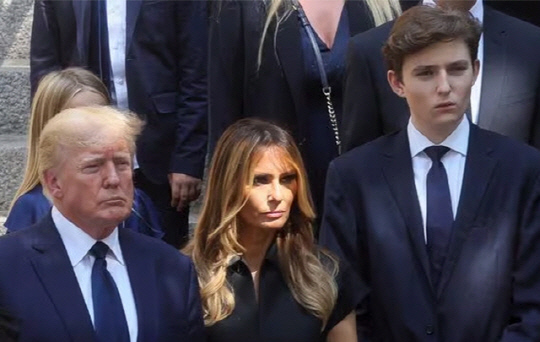 왼쪽부터 도널드 트럼프 전 미국 대통령과 아내 멜라니아 트럼프, 막내아들 배런 트럼프. [로이터=연합뉴스]