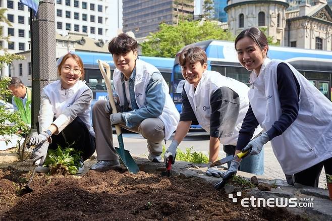 BAT로스만스 임직원들이 쓰레기 가득한 서울 중구 골목길 4곳을 아름다운 꽃밭(꽃BAT)으로 조성했다. '