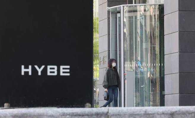 [서울=뉴시스] 김금보 기자 = 기획사 하이브와 그룹 '뉴진스' 소속 자회사 어도어의 민희진 대표가 충돌하며 논란이 일고 있다. 사진은 25일 서울 용산구 하이브 사옥. 2024.04.25. kgb@newsis.com /사진=뉴시스
