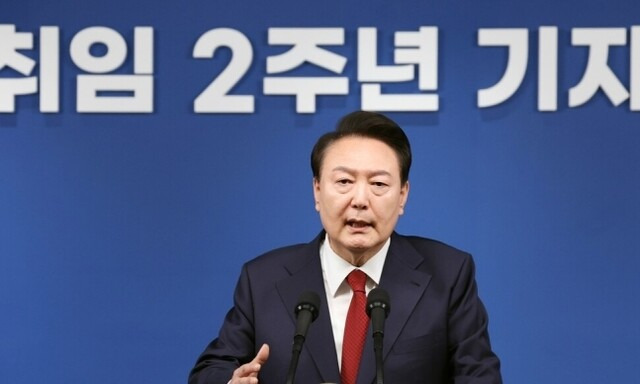 윤석열 대통령이 9일 오전 서울 용산 대통령실 청사 브리핑룸에서 ‘윤석열 정부 2년 국민보고 및 기자회견’을 하고 있다. 연합뉴스