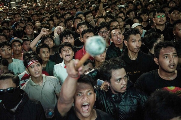 인도네시아 축구팬들이 9일(현지시각) 자카르타의 한 경기장 바깥에 설치된 대형 전광판을 통해 생중계된 2024 파리올림픽 남자축구 대륙간 플레이오프 인도네시아-기니의 경기를 열정적으로 지켜보고 있다. 자카르타/AFP 연합뉴스