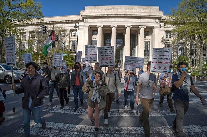 미국 매사추세츠공대(MIT) 학생들이 9일 전날 주차장을 막고 시위하던 학생 3명이 체포된 것에 항의하는 시위를 하고 있다. 케임브리지/AFP 연합뉴스