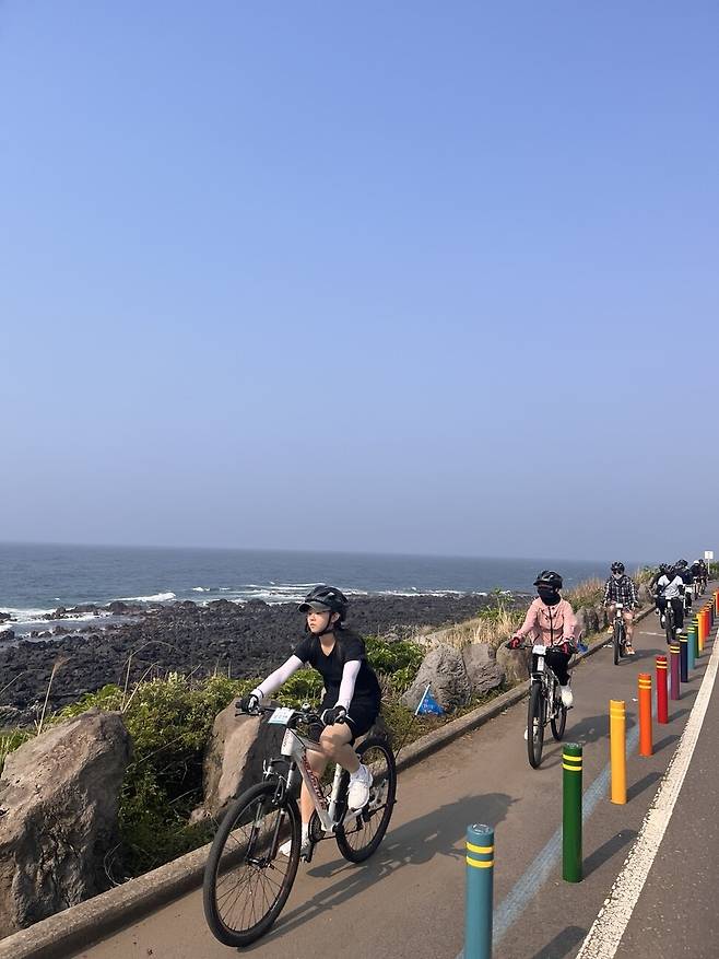 제주 해안도로를 자전거로 달리고 있는 충북교육청 사기충전 탐험활동 ‘타기’ 참가 학생들. 충북교육청 제공