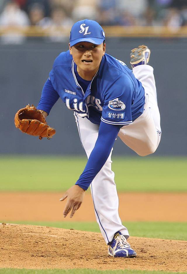 프로야구 삼성의 이승현이 지난달 30일 서울 잠실구장에서 열린 두산과의 경기에서 1회말 투구하고 있다. 연합뉴스