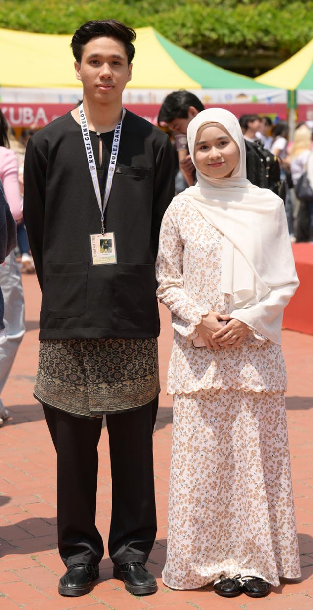 말레이시아 남성 전통의상인 '바주 말라유'(왼쪽)와 여성복 '바주 꾸룽'. 최주연 기자