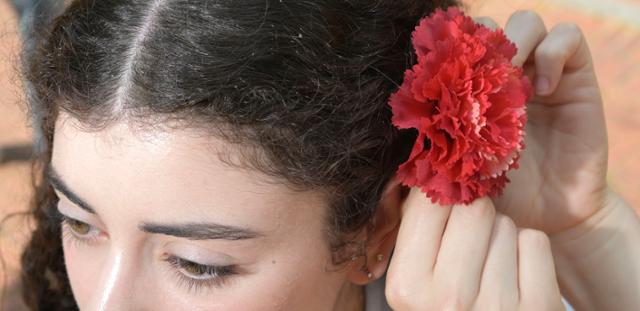 스페인에서 한국 교환학생을 온 마리나 노구에라(21)가 본보 인터뷰 사진 촬영 전 머리에 꽃을 매만지고 있다. 최주연 기자
