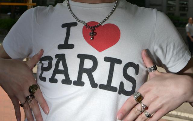 프랑스 국적 알렉스 챈(19)이 '아이 러브 파리' 티셔츠를 가리키고 있다. 최주연 기자