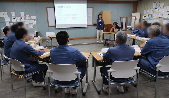 지난달 17일 부산 강서구 부산교도소에서 마약류 회복이음 과정에 참여한 마약사범들이 강사로부터 교육을 받고 있다. 송봉근 기자