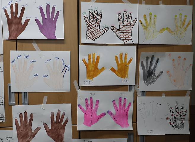 부산교도소 마약류 회복이음 과정에 참여한 교육생들이 ‘나의 강점과 약점’을 주제로 그린 미술치료 작품. 송봉근 기자