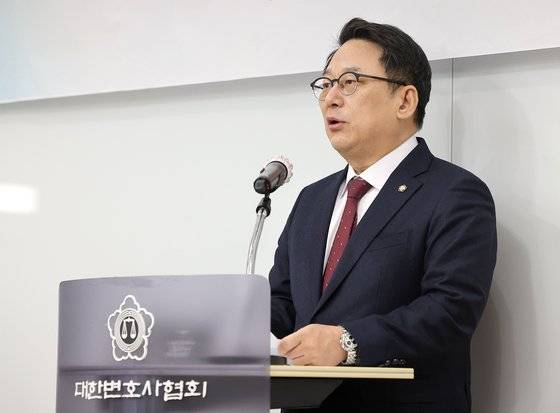 김영훈 변호사가 지난해 1월 서울 서초구 대한변협 회관에서 52대 변협회장에 당선된 소감을 밝히고 있다. 연합뉴스