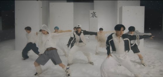 스트레이키즈가 지난해 11월 발매한 '락' 뮤직비디오 일부. 군무하는 멤버들 뒤로 한자 '애'(哀)가 보인다. 사진 JYP엔터테인먼트