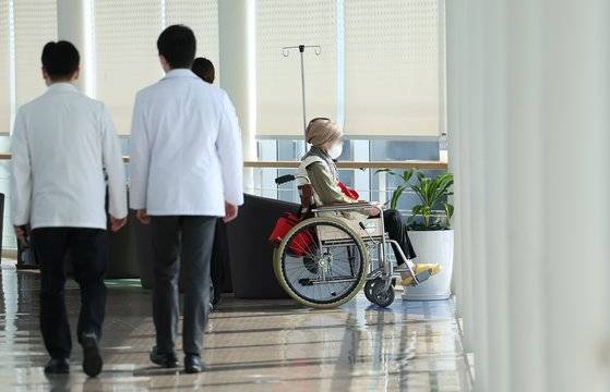 의정갈등이 이어지고 있는 9일 오전 서울 한 대학병원에서 의료진이 이동하고 있다. 연합뉴스