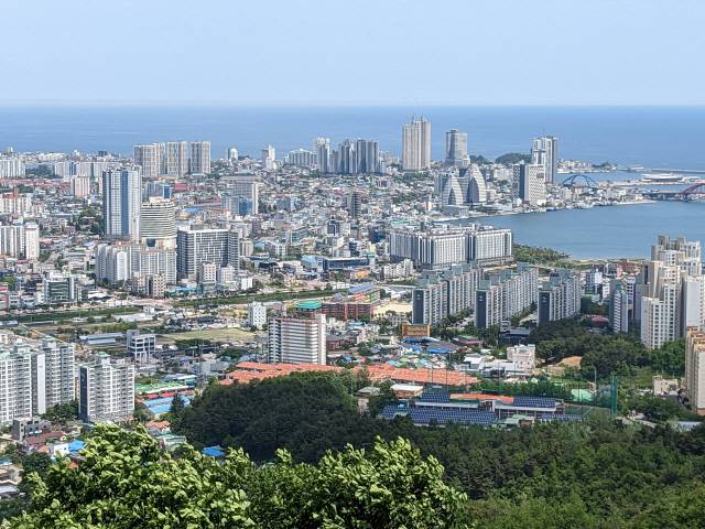 ▲ 청대산에서 바라본 속초시 전경