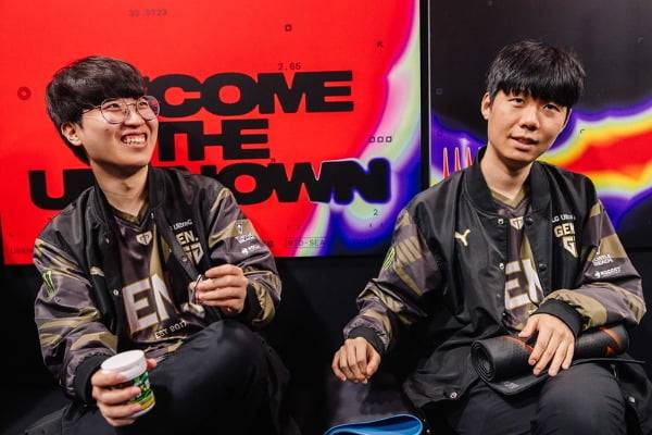 젠지 e스포츠 탑 라이너 '기인' 김기인(왼쪽)과 웃고 있는 '리헨즈' 손시우의 모습 (라이엇게임즈 제공)