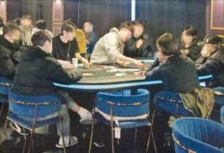 강남에 한 홀덤펍에서 플레이어들이 게임을 즐기고 있는 모습/사진=정희원 기자
