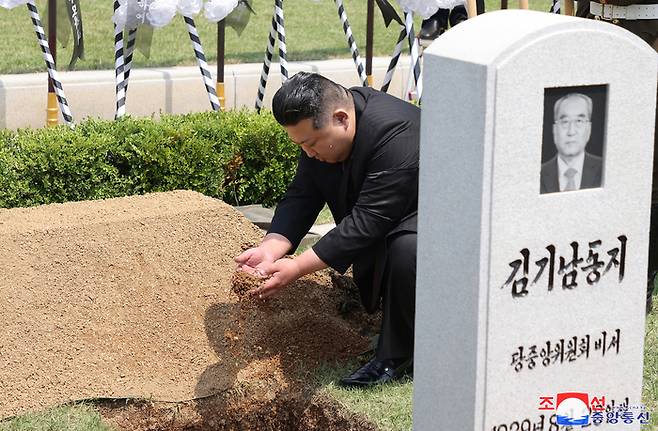김기남 북한 전 노동당 비서의 장례식이 김정은 북한 국무위원장이 참석한 가운데 지난 9일 평양에서 국장으로 진행됐다고 조선중앙통신이 10일 보도했다. 조선중앙통신|연합뉴스