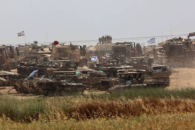 이스라엘군 장갑차가 9일(현지시간) 이스라엘 남부 레임 키부츠에서 기동하고 있다. 신화연합뉴스