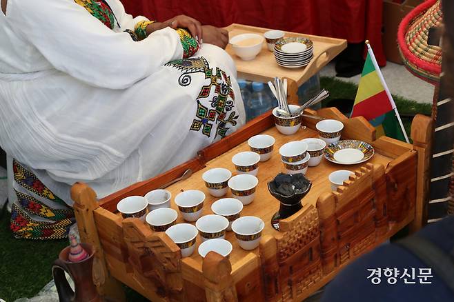 다음달 한-아프리카 정상회의 개최를 앞두고 서울 광화문 광장에서 10일 열린 아프리카 문화 페스티벌의 에티오피아 부스에서 커피 체험을 위한 재료가 놓여 있다. 정효진 기자