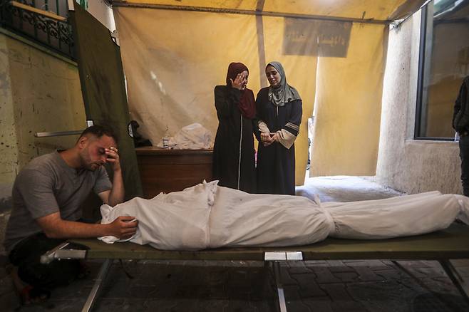 10일(현지시간) 가자지구 라파에서 이스라엘의 공격으로 가족을 잃은 팔레스타인인들이 슬퍼하고 있다.  AP연합뉴스