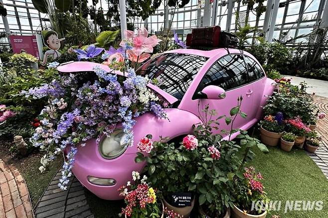 '피노키오의 꽃길 코너'에 설치된 꽃으로 꾸며진 자동차. 사진=이재형 기자