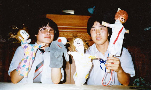 박용배(왼쪽) 목사가 1985년 의성교회 전도사 시절 교회학교에서 인형극을 준비하는 모습.