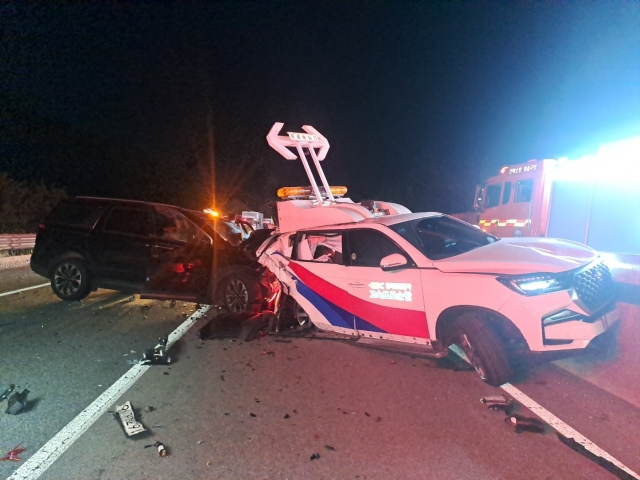 9일 오후 8시쯤 호남고속도로 하행선 139㎞ 지점에서 교통사고를 처리 중이던 한국도로공사 차량을 SUV차량이 들이받았다. 이 사고로 도로공사 직원 1명이 숨졌다. 전북특별자치도소방본부 제공