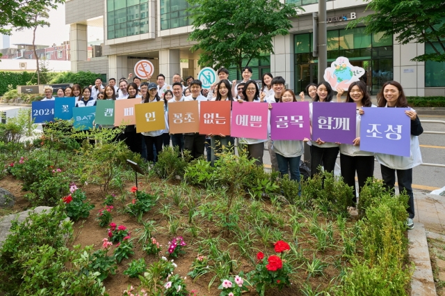 지난 9일 BAT로스만스의 임직원들이 서울 중구 일대에서 ‘꽃밭(꽃BAT) 캠페인’을 진행하고 있다. / 사진=BAT로스만스 제공