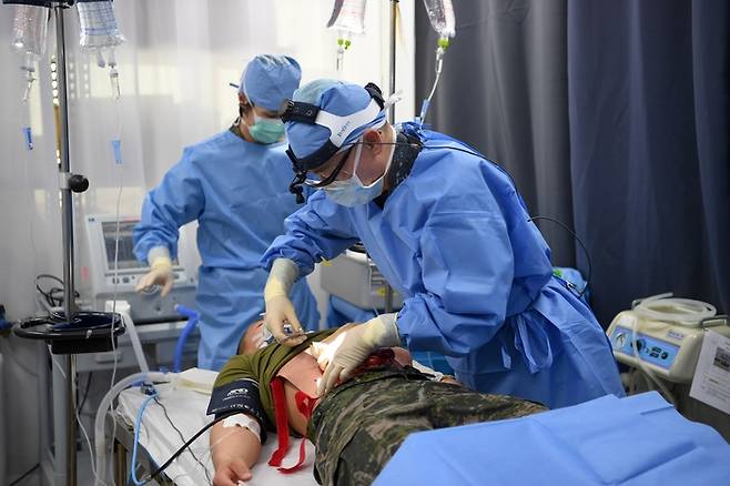 이국종 국군대전병원장이 지난 9일 서북도서 합동 방어훈련에 참가해 중상자 응급처치 연습을 하고 있다. [해병대사령부]