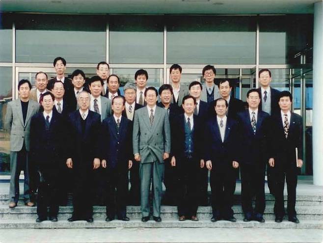 1995년 삼성중공업과 KAIST가 SHI-KAIST 협의회를 창설할 당시 관계자들이 찍은 기념사진<삼성중공업>