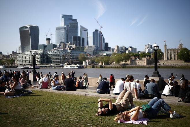 지난해 5월27일(현지시간) 영국 런던에서 시민들이 강변에서 햇빛을 쬐고 있다./AFPBBNews=뉴스1