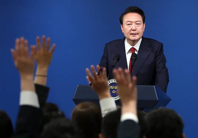 윤석열 대통령이 9일 용산 대통령실 청사 브리핑룸에서 열린 취임 2주년 기자회견에서 취재진의 질문을 받고 있다./사진=뉴스1