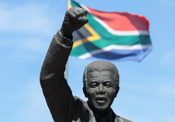 만델라 대통령은 세상을 떠난 후에도 흑인해방운동의 상징으로 남았다. 사진은 남아프리카 케이프 타운에 위치한 넬슨 만델라 대통령의 동상. /사진= 로이터