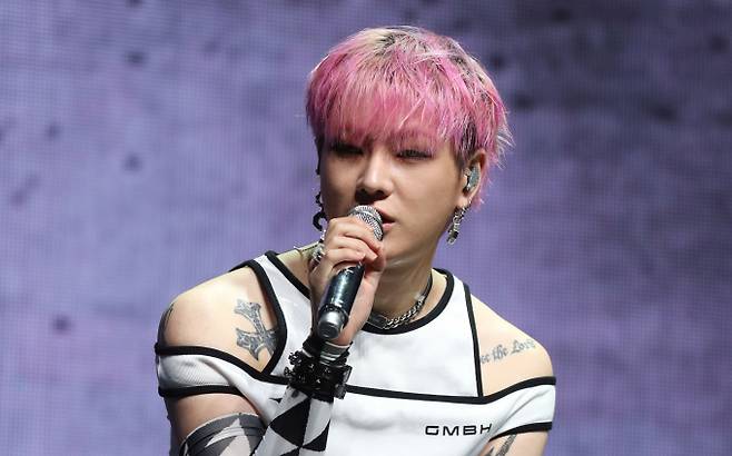 그룹 빅톤 출신 도한세가 아이돌 음방 활동 현실을 폭로해 갑론을박이 일고 있다. 사진은 지난 2022년 서울 강동구 예스24홀에서 일곱번째 미니앨범 'chaos' 발매기념 쇼케이스를 열고 타이틀곡 'Stupid O'clock' 무대를 선보인 그룹 빅톤(VICTON) 도한세. /사진=머니투데이