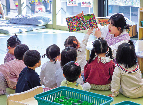 경기도 수원 삼성전자 디지털시티 제4어린이집에서 보육교사가 원아들에게 그림책을 읽어주고 있다. [삼성전자 제공]