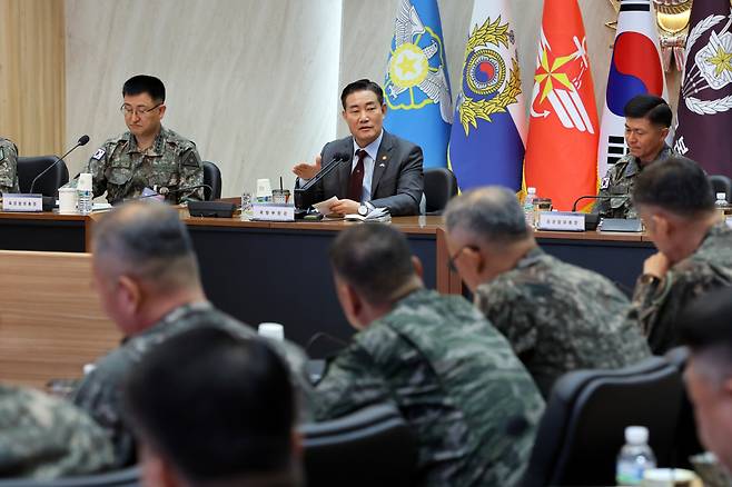 국방부는 10일 계룡대 대회의실에서 ‘지휘관 임무전념 여건 보장을 위한 대토론회’를 열었다. 지휘관들이 부대지휘와 작전 관련 예산은 부족한데 과도한 지휘감독 책임이 부여되는 실정이라며 해결방안이 필요하다는 의견을 개진했다.[국방일보 제공]