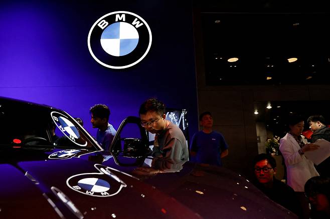 지난달 25일 중국 베이징에서 열린 베이징 국제 자동차 전시회에서 참석자들이 BMW 부스에 전시된 차량을 살펴보고 있다. [로이터]