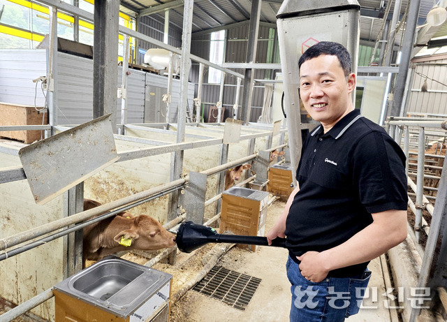 전남 장성 해오름농장 박재웅 대표가 30~45일령 송아지에게 젖을 먹이는 로봇 포유기를 보여주고 있다.