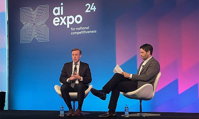 제이크 설리번 백악관 국가안보보좌관(왼쪽)이 8일(현지시간) 미국 워싱턴 월터 E 워싱턴컨벤션센터에서 열린 ’AI 엑스포 2024’ 행사에서 대담하고 있다.